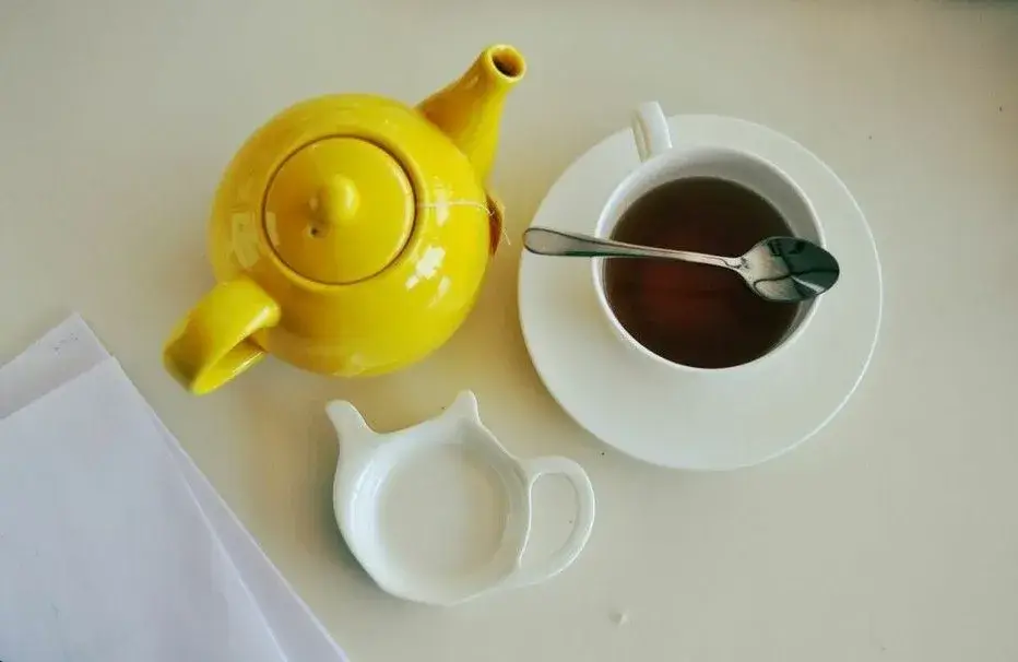 A sand timer next to a teapot, indicating steeping time.